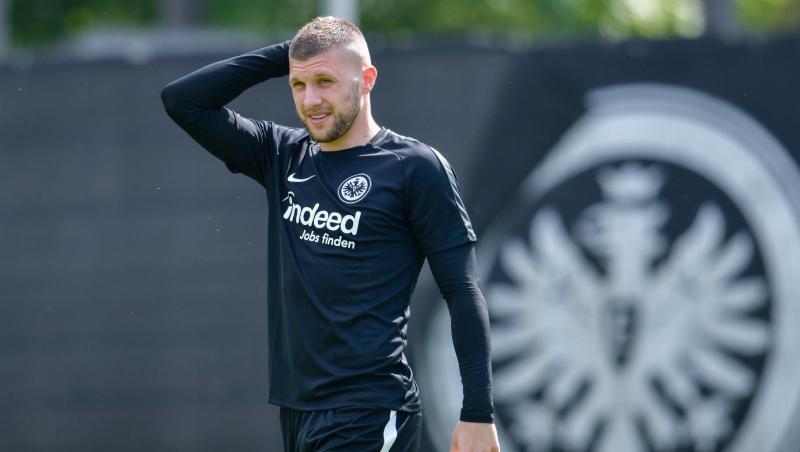 Frankfurts Ante Rebic läuft auf dem Trainingsplatz vor einem Vereinsemblem. Foto: Uwe Anspach/Archivbild Frankfurts Ante Rebic läuft auf dem Trainingsplatz vor einem Vereinsemblem. Foto: Uwe Anspach/Archivbild
