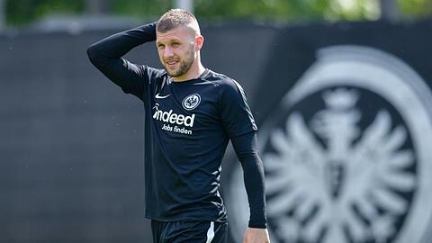 Frankfurts Ante Rebic läuft auf dem Trainingsplatz vor einem Vereinsemblem. Foto: Uwe Anspach/Archivbild