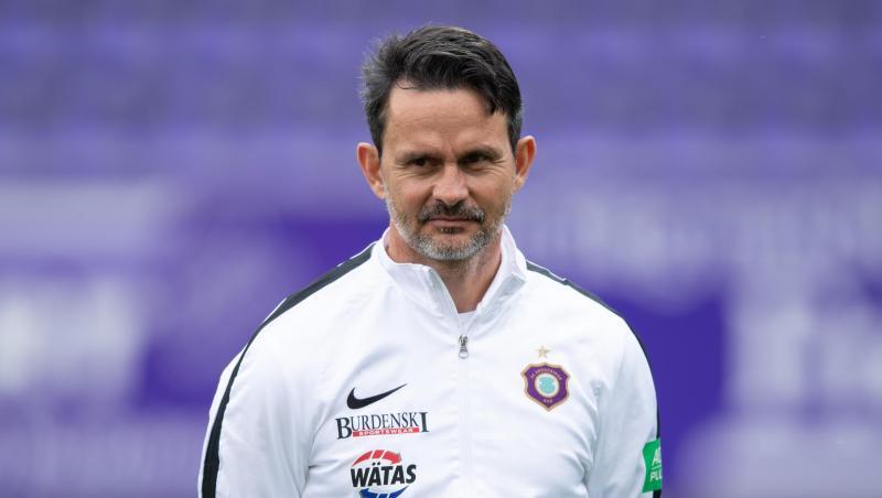 Aues Trainer Dirk Schuster steht vor Spielbeginn im Stadion.