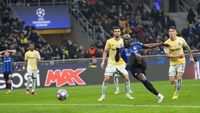 Romelu Lukaku (2.v.r) schoss Inter Mailand zum Sieg.