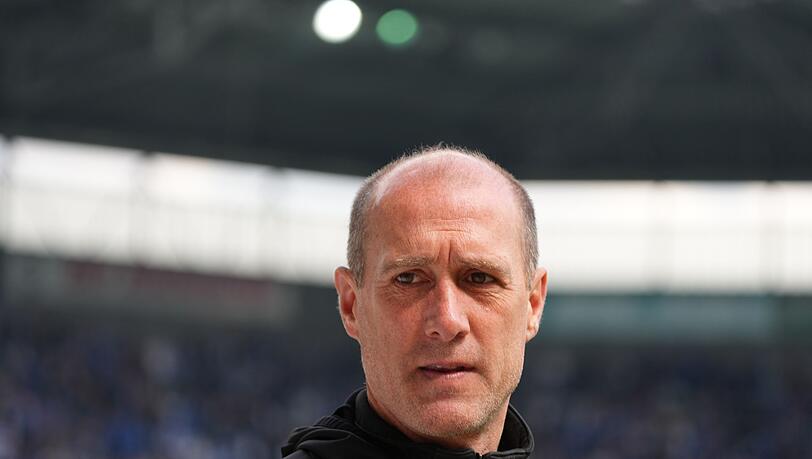 Zwickaus Cheftrainer Joe Enochs geht vor dem Spiel zur Interviewzone.
