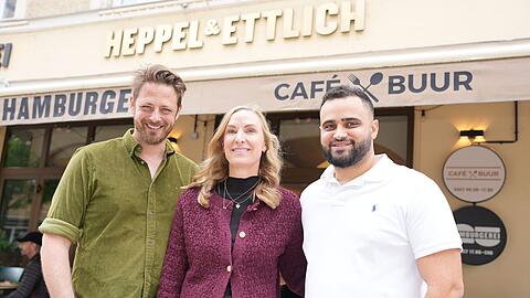Die Betreiber Karsten Grünberg (l.), Constanze Grimme und Café Buur-Gründer Parham Pooramin (r.) freuen sich über den großen Andrang des neuen Lokals in der Feilitzschstraße.