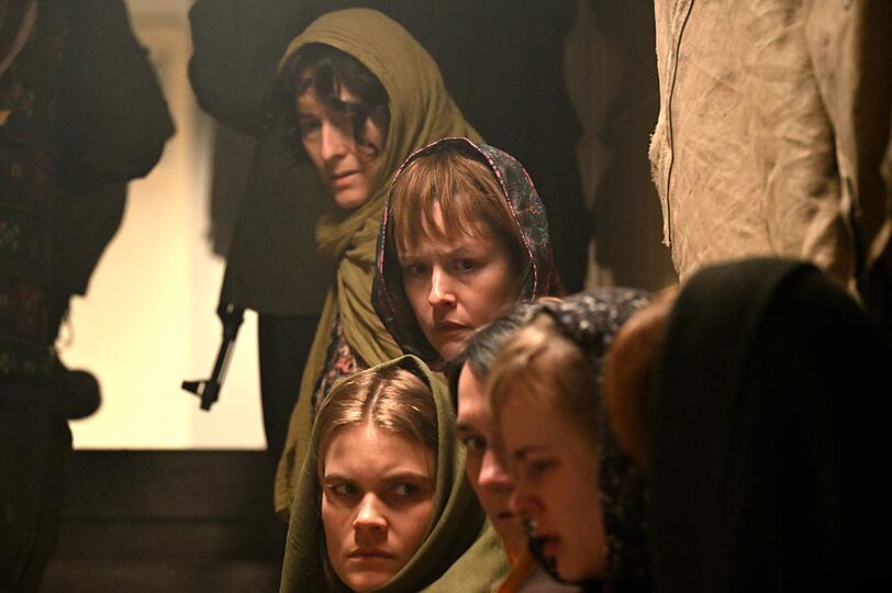 Die meisten der ausl&auml;ndischen Geiseln waren Frauen (von links): Margrit Stebner (Stephanie Petrowitz), Katrin Jelinek (Leonie Krieg), Silke Vopel (Laura Louisa Garde), Diana Thomas (Maju Margrit Sartorius), Heather Mercer (Kara Edenberg) und Dayna Curry (Janka Claassen).