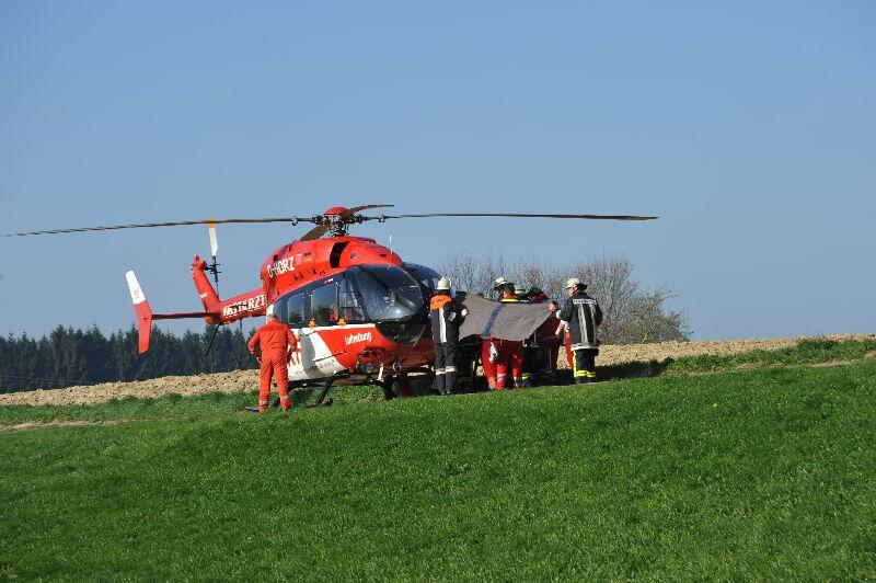In einer Kurve hat der Zweiradfahrer aus ungeklärten Gründen die Kontrolle über sein Fahrzeug verloren und war gegen einen Baum und anschließend gegen ein Verkehrsschild geprallt. Der Fahrer erlitt schwere Verletzungen am Oberschenkel und musste mit dem Hubschrauber ins Krankenhaus abtransportiert werden.