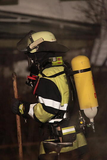 Eine Gartenhütte in Waldkraiburg ist in Flammen aufgegangen. Die Bilder vom Feuerwehr-Einsatz