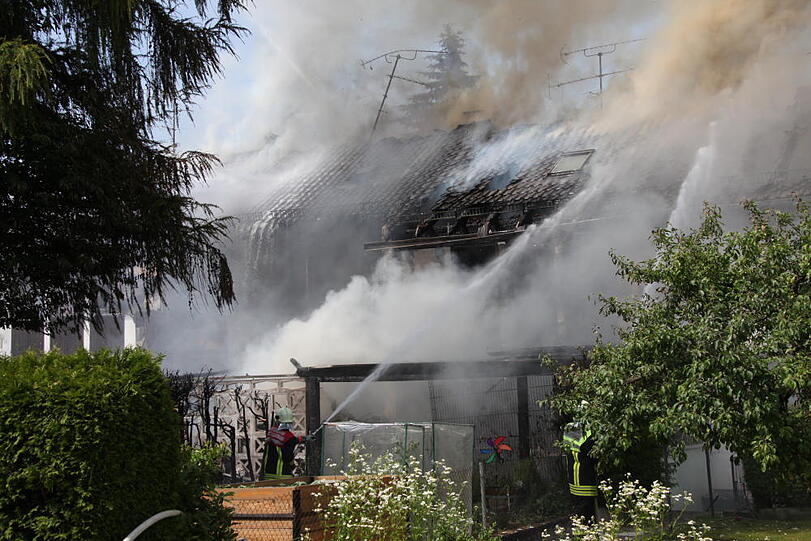 Rauchschwaden in Eiselfing: Ein Wohnhaus steht in Flammen.
