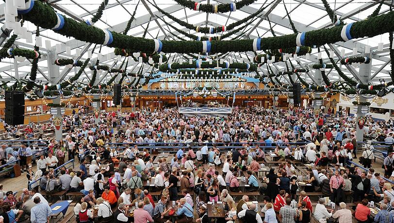 Knuspriges Hendl und eine Maß gibts beim Wiesnspaziergang im Bierzelt. Knuspriges Hendl und eine Maß gibts beim Wiesnspaziergang im Bierzelt.