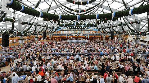 Knuspriges Hendl und eine Maß gibts beim Wiesnspaziergang im Bierzelt.