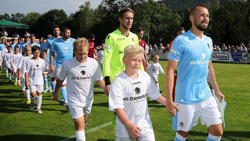 In neuen Trikots: Der TSV 1860 beendet die Vorbereitung auf die Regionalliga-Saison mit einem 4:0-Sieg gegen den Bayernligisten SV Heimstetten. Die Bilder aus Bodenmais.