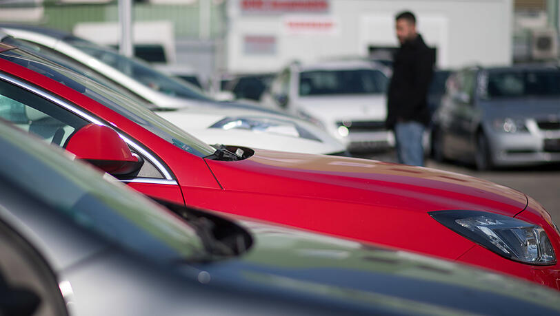 Ein Autoverkäufer schaut sich auf dem Gelände eines Gebrauchtwagenhändlers Dieselmodelle unterschiedlicher Hersteller an. Ein Autoverkäufer schaut sich auf dem Gelände eines Gebrauchtwagenhändlers Dieselmodelle unterschiedlicher Hersteller an.