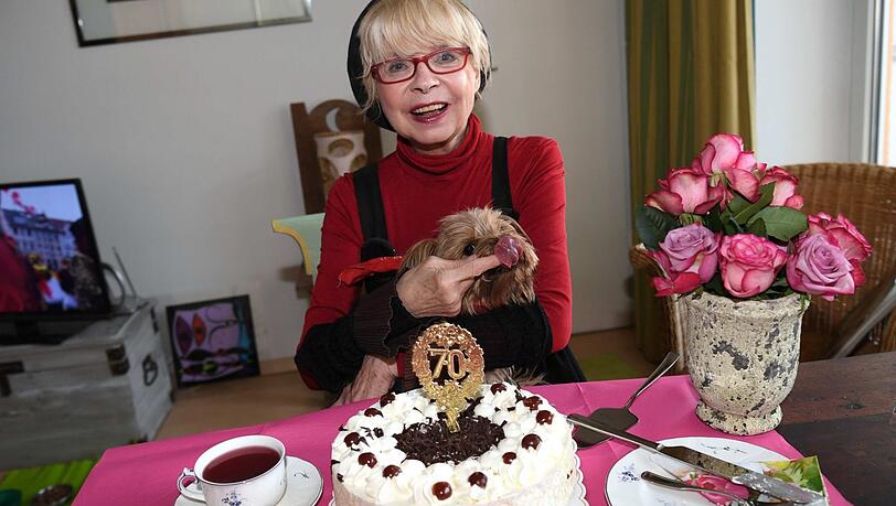 Zum 70. Geburtstag ist ihr Leben noch halbwegs in Ordnung: Ingrid mit Torte und Eliza. Zum 70. Geburtstag ist ihr Leben noch halbwegs in Ordnung: Ingrid mit Torte und Eliza.