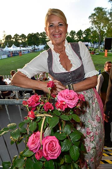 Moderatorin und Coach Raphaela Ackermann, Schwester von Thomas Gottschalk, Mutter von drei erwachsenen Kindern: "Am Muttertag bin ich immer traditionell mit meiner Tochter Julia ans Grab meiner Mutter in meine alten Heimatstadt Kulmbach gefahren. Das war immer unserer Muttertags-Special. Muttertag ist für mich ein bisschen wie Valentinstag und nicht so wichtig. Meine Kinder sind ja das ganze Jahr über lieb zu mir."