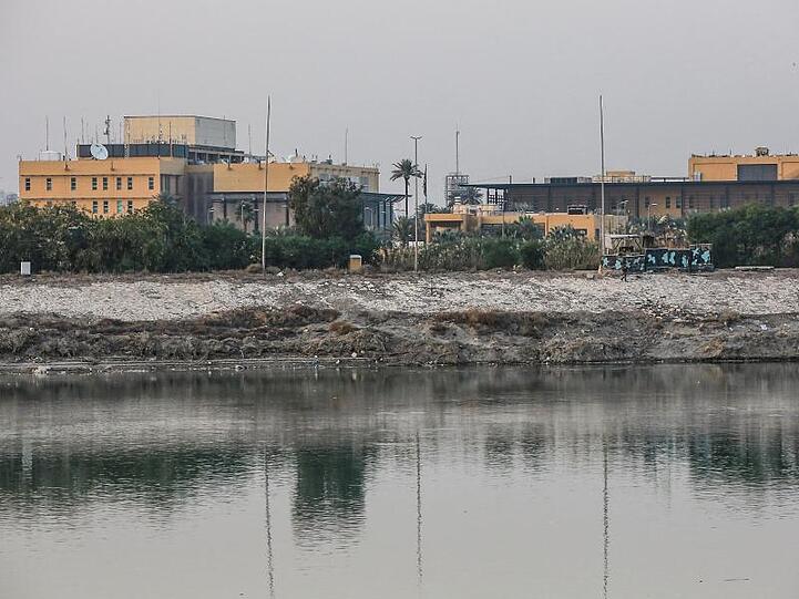 Blick auf die US-Botschaft am Ufer des Tigris.