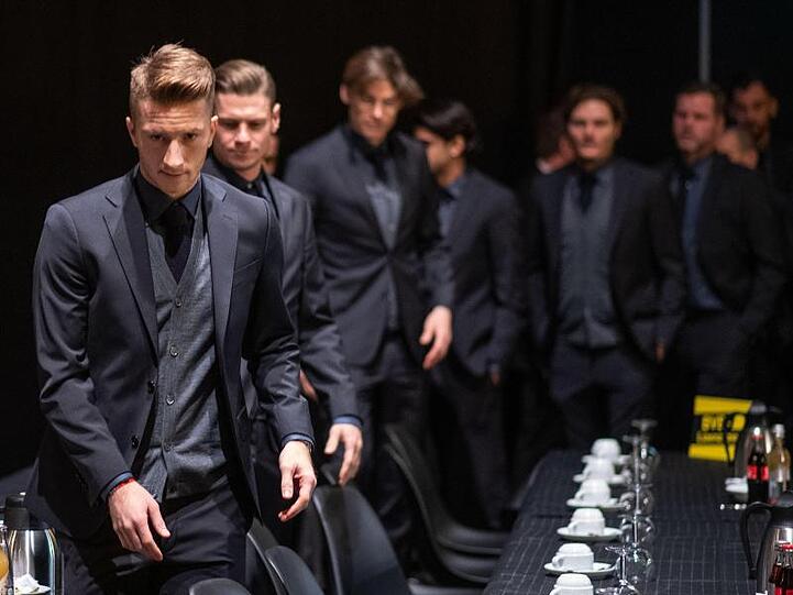 Die Mannschaft von Borussia Dortmund um Kapitän Marco Reus (l) kassierte Pfiffe bei der Mitgliederversammlung.