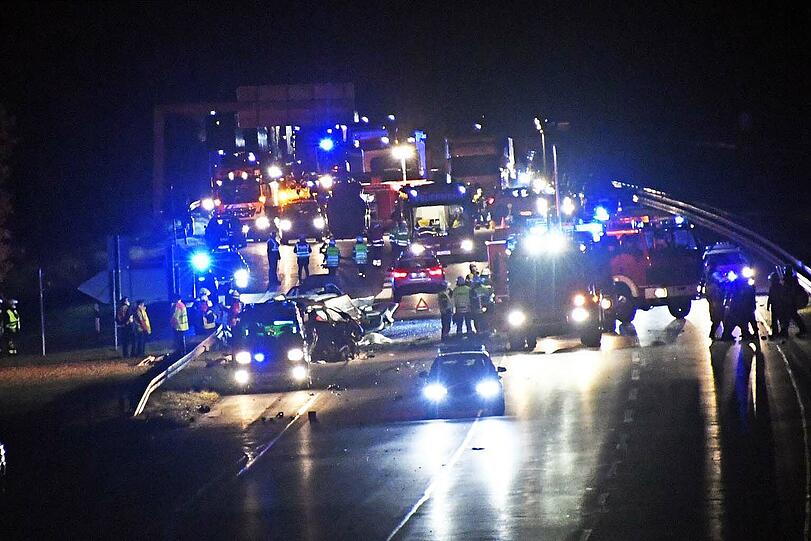 Zahlreichen Einsatzkräften von Rettungsdienst, Feuerwehr und Polizei waren vor Ort.