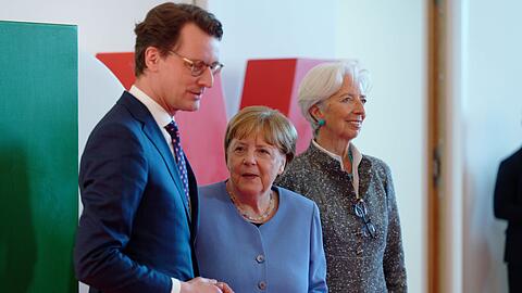 NRW-Ministerpräsident Hendrik Wüst, Altkanzlerin (M) Angela Merkel und EZB-Präsidentin Christine Lagarde vor der Verleihung des NRW-Staatspreises.