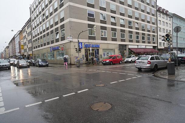 Ecke Landwehrstraße-Goethestraße: Hier kommen häufig Arbeiter und Auftraggeber direkt ins Geschäft – darunter auch viel Schwarzarbeit. Ecke Landwehrstraße-Goethestraße: Hier kommen häufig Arbeiter und Auftraggeber direkt ins Geschäft – darunter auch viel Schwarzarbeit.