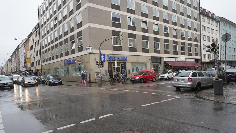 Ecke Landwehrstraße-Goethestraße: Hier kommen häufig Arbeiter und Auftraggeber direkt ins Geschäft – darunter auch viel Schwarzarbeit. Ecke Landwehrstraße-Goethestraße: Hier kommen häufig Arbeiter und Auftraggeber direkt ins Geschäft – darunter auch viel Schwarzarbeit.