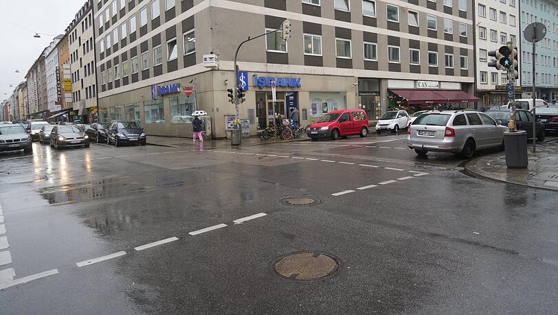 Ecke Landwehrstraße-Goethestraße: Hier kommen häufig Arbeiter und Auftraggeber direkt ins Geschäft – darunter auch viel Schwarzarbeit. Ecke Landwehrstraße-Goethestraße: Hier kommen häufig Arbeiter und Auftraggeber direkt ins Geschäft – darunter auch viel Schwarzarbeit.