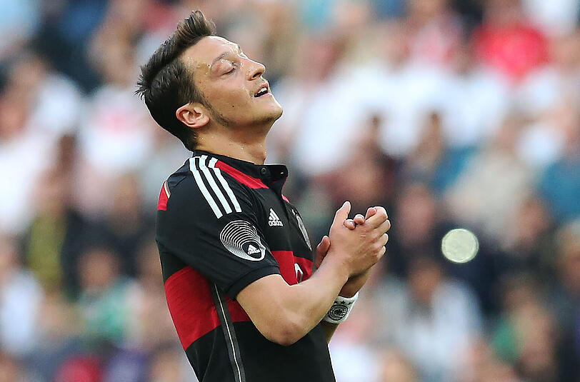 Mesut Özil: 30%. Die Schwachstelle im DFB-Team beim 2:2 gegen Kamerun. ARD-Experte Mehmet Scholl sagte über die Leistung des Arsenal-Stars: &bdquo;Da muss mehr kommen!&ldquo; Nach seiner vergebenen Großchance gleich in der Startminute wirkte er in der Folge gehemmt. Doch Löw nahm seinen Spielgestalter, dem oft die rechte Körpersprache auf dem Platz fehlt, in Schutz: &bdquo;Mesut hat nicht seinen besten Tag gehabt, er braucht noch zwei Wochen, dann werden wir bei der WM einen starken Mesut sehen.&ldquo; Özil fehlt noch die Spritzigkeit.