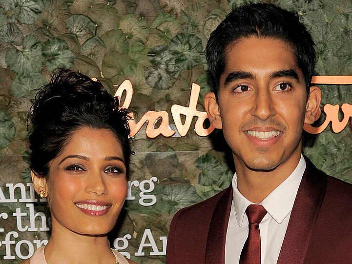 Freida Pinto und Dev Patel gemeinsam auf einer Gala in Beverly Hills im Oktober 2013