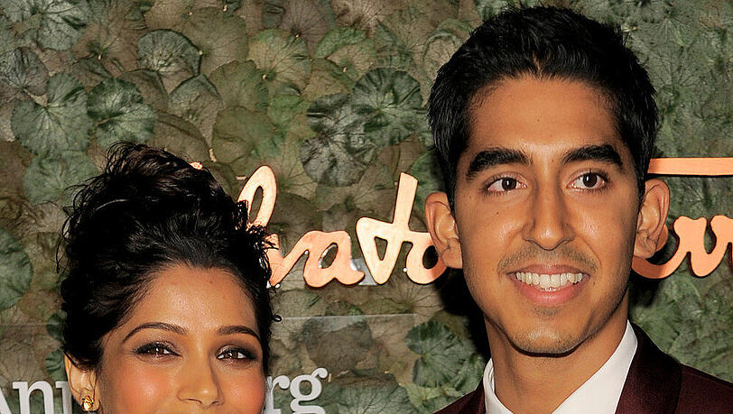 Freida Pinto und Dev Patel gemeinsam auf einer Gala in Beverly Hills im Oktober 2013 Freida Pinto und Dev Patel gemeinsam auf einer Gala in Beverly Hills im Oktober 2013