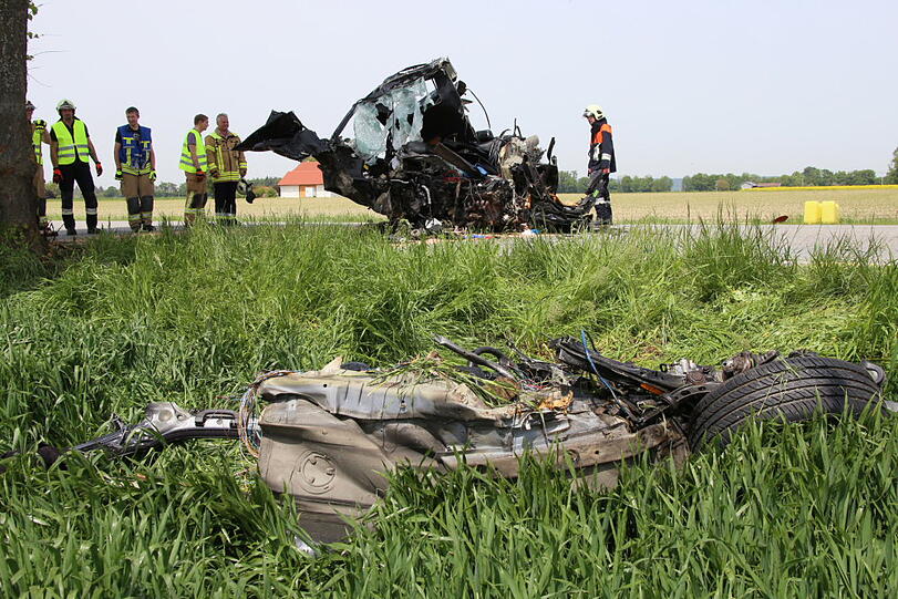 Das Auto ist vollkommen zerstört. Wieso der Fahrer mit seinem Fahrzeug gegen einen Baum prallte, ist bisher noch unklar.