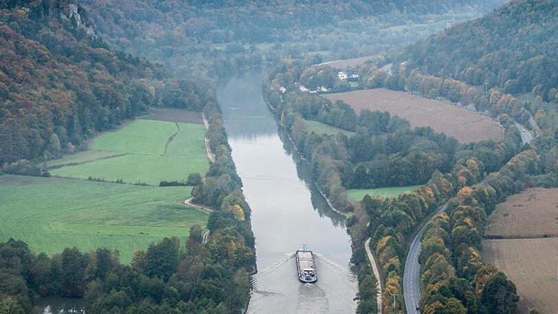 Ein Frachtschiff fährt auf dem Main-Donau-Kanal.