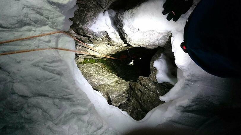 Der absolute Horror: In diese Felsspalte ist der Bergsteiger gefallen.