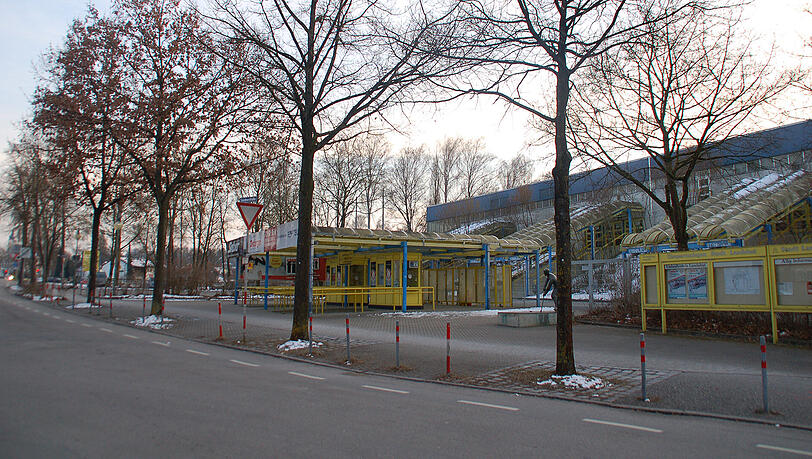Bloß drei Eichen vor dem Eisstadion können hier erhalten bleiben. Bloß drei Eichen vor dem Eisstadion können hier erhalten bleiben.