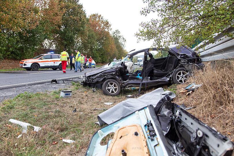 Schlimmer Unfall bei Coburg: Ein Schulbus ist dabei in den Gegenverkehr gerast - fünf Schulkinder wurden dabei schwer verletzt.