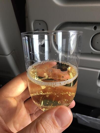Champagner für die Wartenden im Bayern-Flieger.