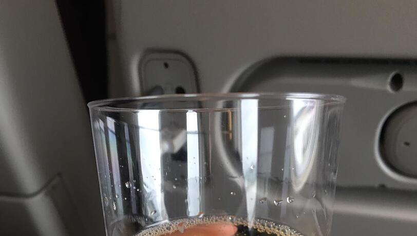 Champagner für die Wartenden im Bayern-Flieger. Champagner für die Wartenden im Bayern-Flieger.