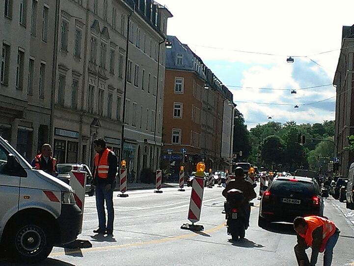 Die Baustelle an der Kapuzinerstraße. Seit diesem Dienstag und noch bis Mitte September bleibt pro Richtung nur je eine Fahrspur frei.