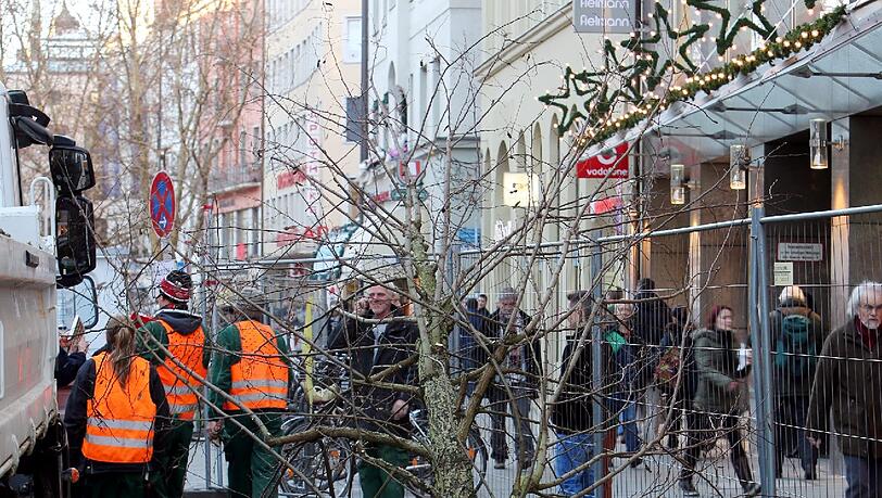 Der Ist-Zustand vom Montag. Die Löcher auf dem Gehweg wurden mit nährstoffreicher Erde gefüllt. Die ersten Bäume... Der Ist-Zustand vom Montag. Die Löcher auf dem Gehweg wurden mit nährstoffreicher Erde gefüllt. Die ersten Bäume...