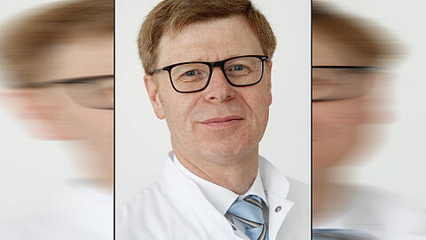 Der 55-Jährige ist Direktor der Klinik und Poliklinik für Chirurgie im Klinikum rechts der Isar (TU). Er und sein Team operieren etwa 120 Patienten im Jahr an der Bauchspeicheldrüse.