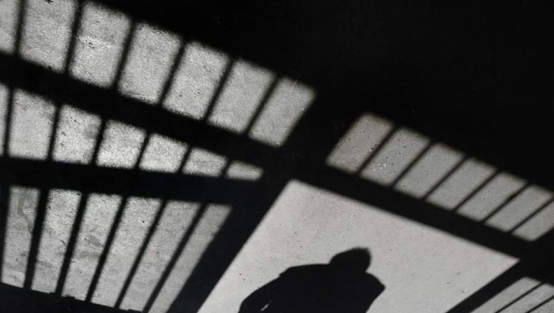 Ein Schatten hinter Gittern einer JVA. Foto: Felix Kästle/dpa/Archivbild Ein Schatten hinter Gittern einer JVA. Foto: Felix Kästle/dpa/Archivbild