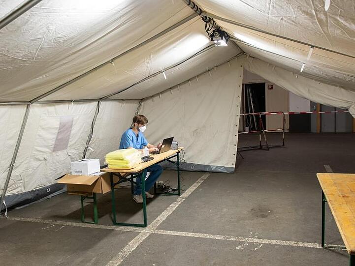 Ein medizinischer Helfer in einem aufgebauten Zelt für die Covid-19-Testung in der Tiefgarage des Iduna-Zentrum.