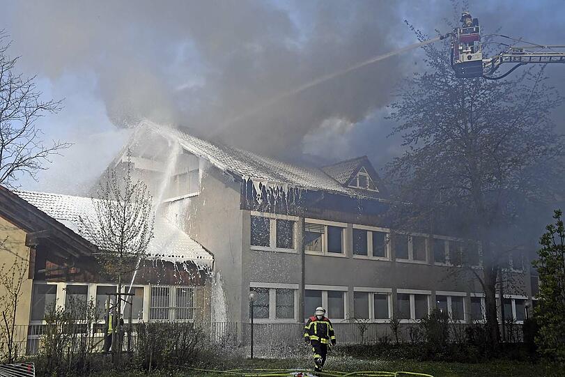 Im Impfzentrum am Kolpingring brannte am frühen Montagmorgen der Dachstuhl.