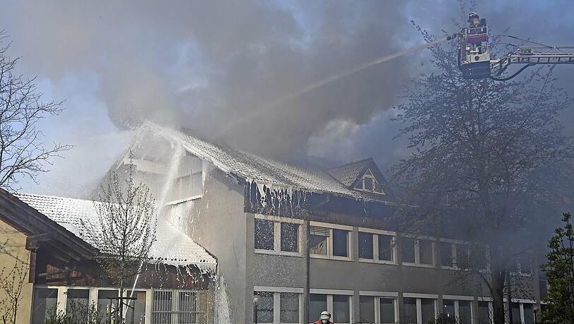 Im Impfzentrum am Kolpingring brannte am frühen Montagmorgen der Dachstuhl. Im Impfzentrum am Kolpingring brannte am frühen Montagmorgen der Dachstuhl.