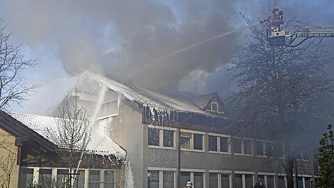 Im Impfzentrum am Kolpingring brannte am frühen Montagmorgen der Dachstuhl.