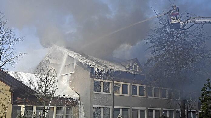 Im Impfzentrum am Kolpingring brannte am frühen Montagmorgen der Dachstuhl.