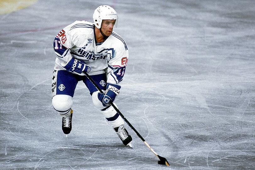 Gerd Truntschka (München) an der Scheibe im Trikot des EC Hedos in der Saison 1992/1993.