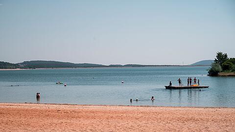 An einer Badeplattform wie dieser hat erneut ein Wels im Brombachsee einen Schwimmer gebissen. (Archivbild)