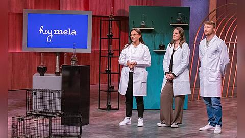 Stephanie Pfeil-Coenen, Dr. Alina Eilers und Stanislaus Hans (v.l.n.r.) präsentieren den veganen Schwangerschaftstest "hey mela".