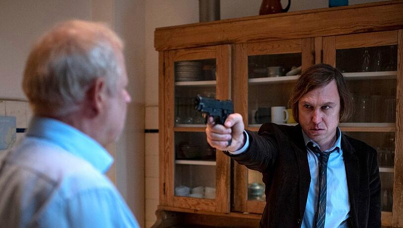 "Tatort: Borowski und der gute Mensch": Kai Korthals (Lars Eidinger, r.) zielt auf Klaus Borowski (Axel Milberg). "Tatort: Borowski und der gute Mensch": Kai Korthals (Lars Eidinger, r.) zielt auf Klaus Borowski (Axel Milberg).