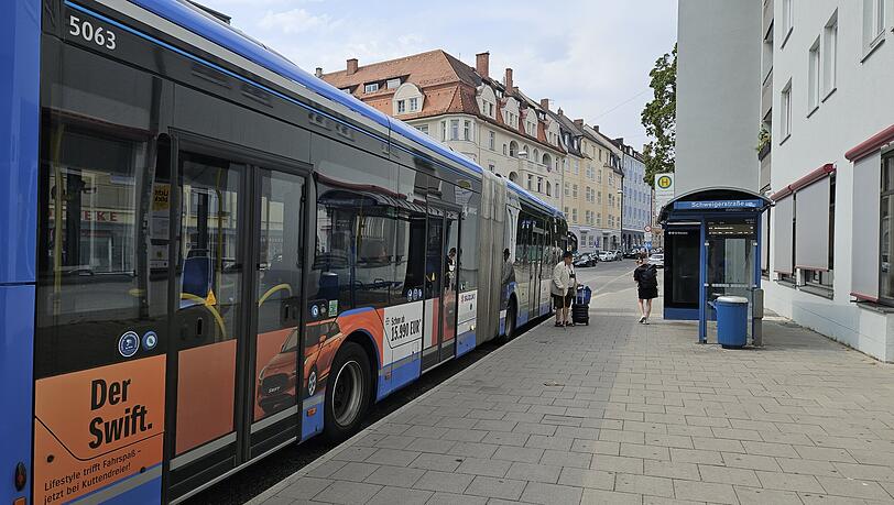 Die Haltestelle Schweigerstraße zwischen Corneliusbrücke und Mariahilfplatz in der Au: Hier sollen sich künftig die Routen der Buslinien 52 und 62 trennen. Die Haltestelle Schweigerstraße zwischen Corneliusbrücke und Mariahilfplatz in der Au: Hier sollen sich künftig die Routen der Buslinien 52 und 62 trennen.