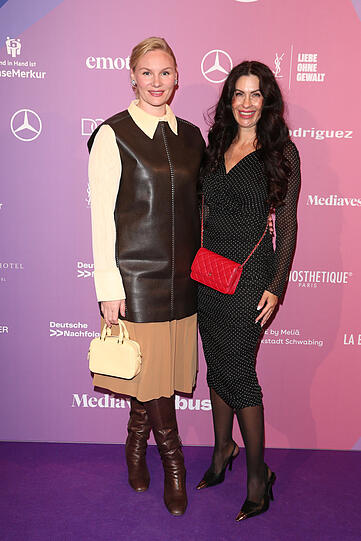 Schauspielerin Rosalie-Thomass (l.) und die M&uuml;nchner Fashion-Expertin Jeannette Graf bei den "Emotion-Awards" im Bayerischen Hof.