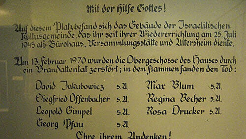 Eine Tafel erinnert an den 13. Februar 1970 Eine Tafel erinnert an den 13. Februar 1970