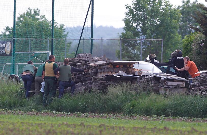 Polizisten umstellen in Steinheim (Stadt Memmingen) den Sportplatz.